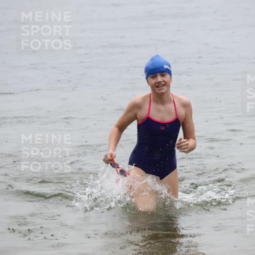 21.06.2025 - 27. Vierlanden-Triathlon Lena Gebhardt http://msf.ph/oto/8044685 15.06.2025 14:41:10 Schwimmen 1321, 1326, 1332 meine-sportfotos.de