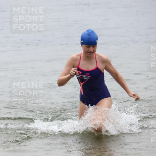 21.06.2025 - 27. Vierlanden-Triathlon Lena Gebhardt http://msf.ph/oto/8044688 15.06.2025 14:41:10 Schwimmen 1321, 1326, 1332 meine-sportfotos.de