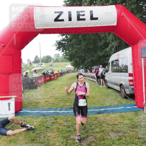 21.06.2025 - 27. Vierlanden-Triathlon MichiJ http://msf.ph/oto/8044689 15.06.2026 13:48:29 Ziel 901 meine-sportfotos.de