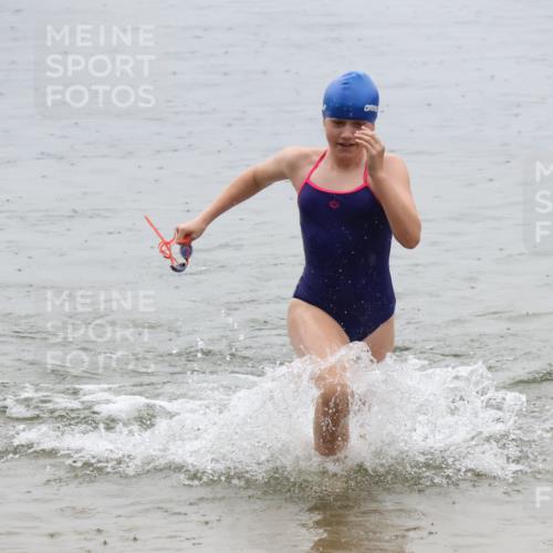 21.06.2025 - 27. Vierlanden-Triathlon Lena Gebhardt http://msf.ph/oto/8044696 15.06.2025 14:41:11 Schwimmen 1326, 1332 meine-sportfotos.de