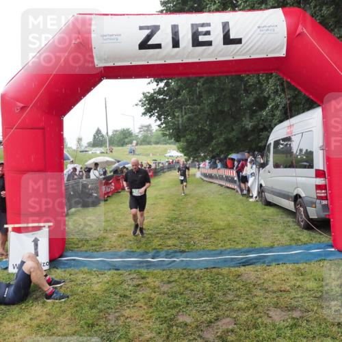 21.06.2025 - 27. Vierlanden-Triathlon MichiJ http://msf.ph/oto/8044697 15.06.2026 13:48:47 Ziel 684, 1149 meine-sportfotos.de