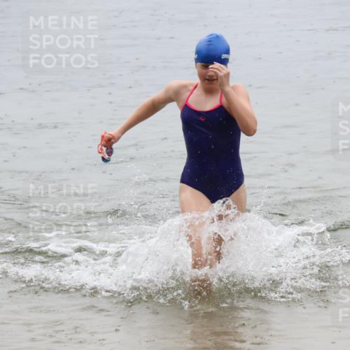 21.06.2025 - 27. Vierlanden-Triathlon Lena Gebhardt http://msf.ph/oto/8044699 15.06.2025 14:41:11 Schwimmen 1326, 1332 meine-sportfotos.de