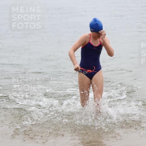 21.06.2025 - 27. Vierlanden-Triathlon Lena Gebhardt http://msf.ph/oto/8044703 15.06.2025 14:41:11 Schwimmen 1326, 1332 meine-sportfotos.de