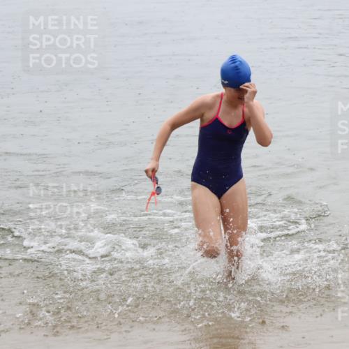 21.06.2025 - 27. Vierlanden-Triathlon Lena Gebhardt http://msf.ph/oto/8044707 15.06.2025 14:41:12 Schwimmen 1326, 1332 meine-sportfotos.de