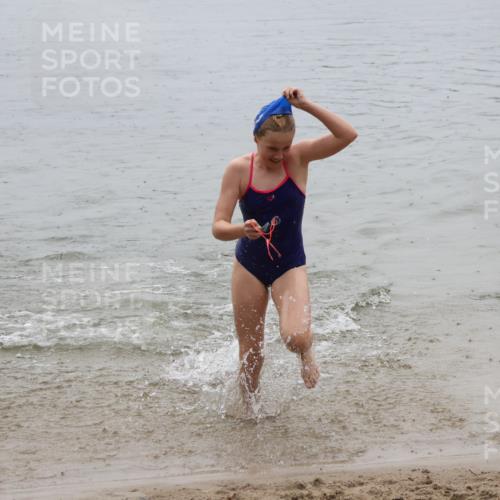21.06.2025 - 27. Vierlanden-Triathlon Lena Gebhardt http://msf.ph/oto/8044712 15.06.2025 14:41:12 Schwimmen 1326, 1332 meine-sportfotos.de