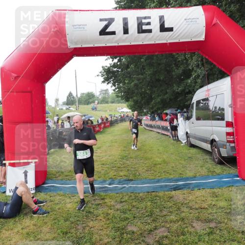 21.06.2025 - 27. Vierlanden-Triathlon MichiJ http://msf.ph/oto/8044716 15.06.2026 13:48:48 Ziel 684, 1149 meine-sportfotos.de