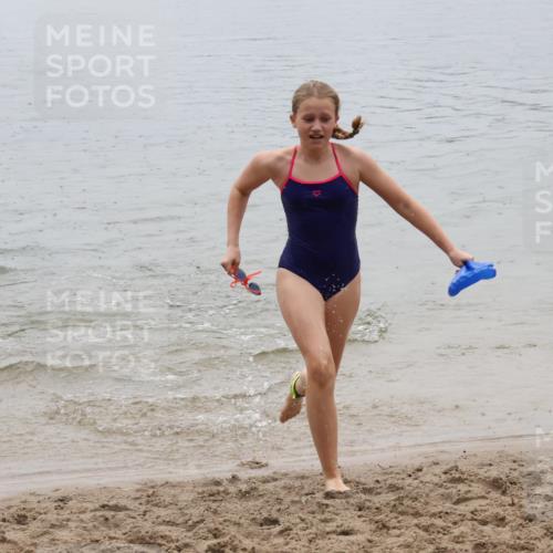 21.06.2025 - 27. Vierlanden-Triathlon Lena Gebhardt http://msf.ph/oto/8044727 15.06.2025 14:41:13 Schwimmen 1326, 1332 meine-sportfotos.de