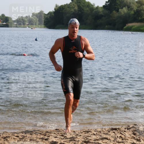 15.06.2025 - 27. Vierlanden-Triathlon Lena Gebhardt http://msf.ph/oto/8044729 15.06.2025 08:36:57 Schwimmen 39, 69 meine-sportfotos.de