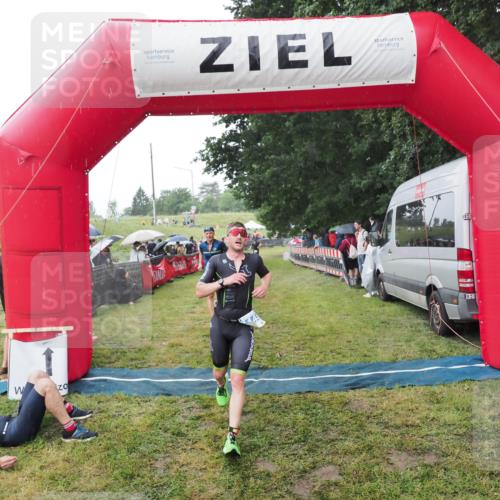 21.06.2025 - 27. Vierlanden-Triathlon MichiJ http://msf.ph/oto/8044735 15.06.2026 13:49:06 Ziel 792, 1148 meine-sportfotos.de