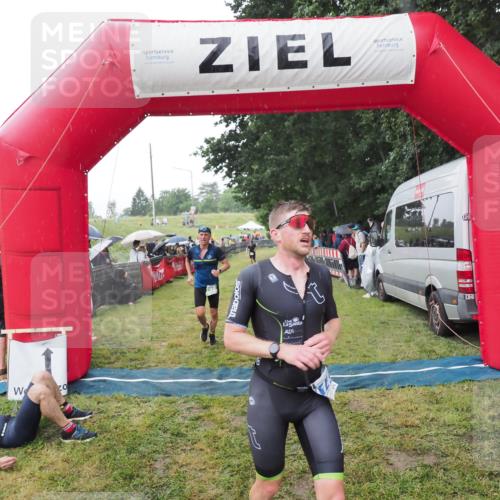 21.06.2025 - 27. Vierlanden-Triathlon MichiJ http://msf.ph/oto/8044742 15.06.2026 13:49:06 Ziel 792, 1148 meine-sportfotos.de