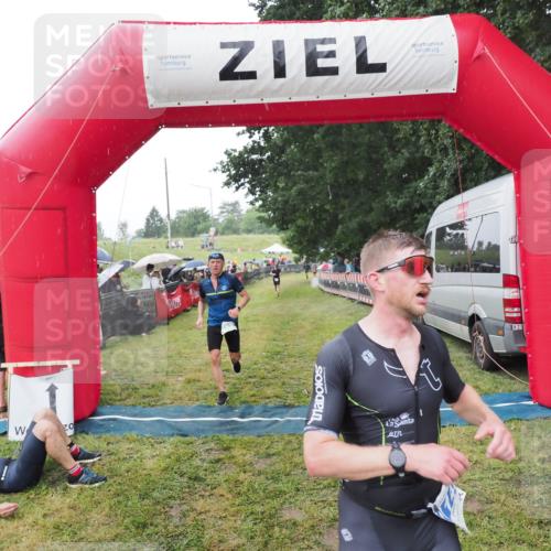 21.06.2025 - 27. Vierlanden-Triathlon MichiJ http://msf.ph/oto/8044746 15.06.2026 13:49:07 Ziel 792, 1148 meine-sportfotos.de