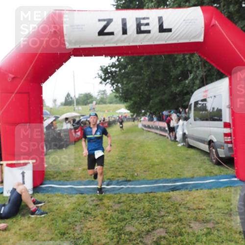 21.06.2025 - 27. Vierlanden-Triathlon MichiJ http://msf.ph/oto/8044748 15.06.2026 13:49:07 Ziel 792, 1148 meine-sportfotos.de