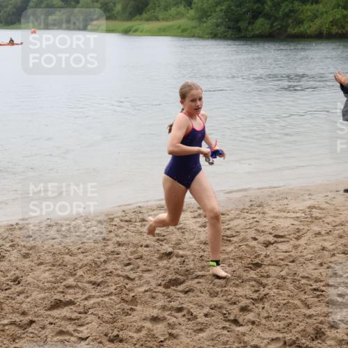 21.06.2025 - 27. Vierlanden-Triathlon Lena Gebhardt http://msf.ph/oto/8044753 15.06.2025 14:41:13 Schwimmen 1326, 1332 meine-sportfotos.de