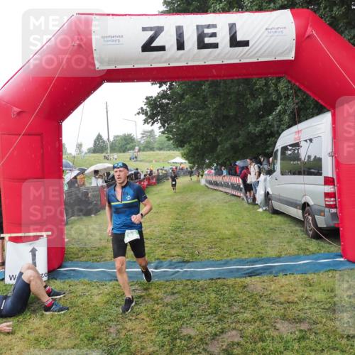 21.06.2025 - 27. Vierlanden-Triathlon MichiJ http://msf.ph/oto/8044754 15.06.2026 13:49:08 Ziel 792, 1148 meine-sportfotos.de