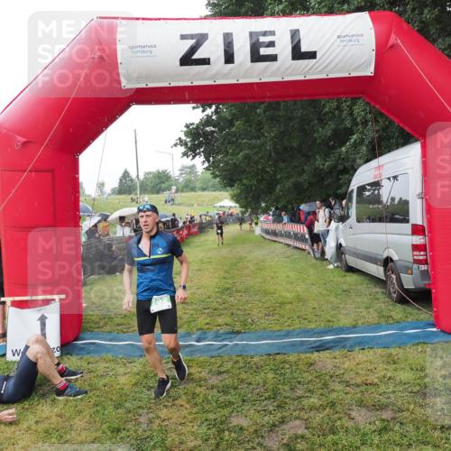 21.06.2025 - 27. Vierlanden-Triathlon MichiJ http://msf.ph/oto/8044756 15.06.2026 13:49:08 Ziel 792, 1148 meine-sportfotos.de