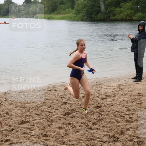 21.06.2025 - 27. Vierlanden-Triathlon Lena Gebhardt http://msf.ph/oto/8044757 15.06.2025 14:41:14 Schwimmen 1332 meine-sportfotos.de
