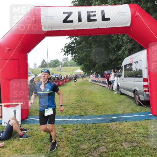 21.06.2025 - 27. Vierlanden-Triathlon MichiJ http://msf.ph/oto/8044762 15.06.2026 13:49:08 Ziel 792, 1148 meine-sportfotos.de