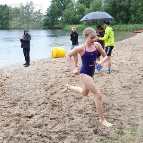 21.06.2025 - 27. Vierlanden-Triathlon Lena Gebhardt http://msf.ph/oto/8044769 15.06.2025 14:41:15 Schwimmen 1332 meine-sportfotos.de