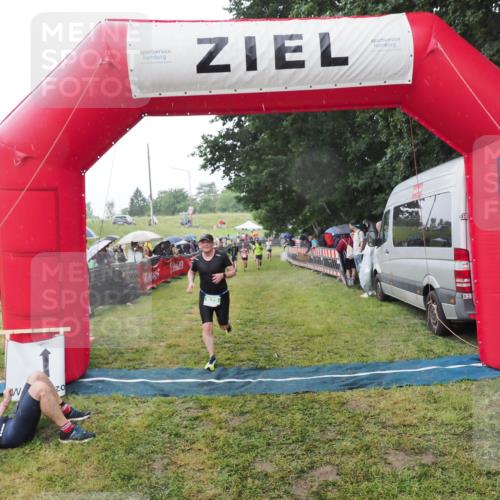 21.06.2025 - 27. Vierlanden-Triathlon MichiJ http://msf.ph/oto/8044770 15.06.2026 13:49:14 Ziel 792, 825 meine-sportfotos.de