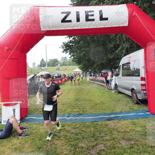 21.06.2025 - 27. Vierlanden-Triathlon MichiJ http://msf.ph/oto/8044776 15.06.2026 13:49:14 Ziel 792, 825 meine-sportfotos.de