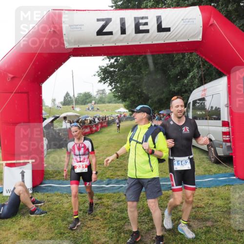 21.06.2025 - 27. Vierlanden-Triathlon MichiJ http://msf.ph/oto/8044794 15.06.2026 13:49:22 Ziel 231, 924, 1162 meine-sportfotos.de