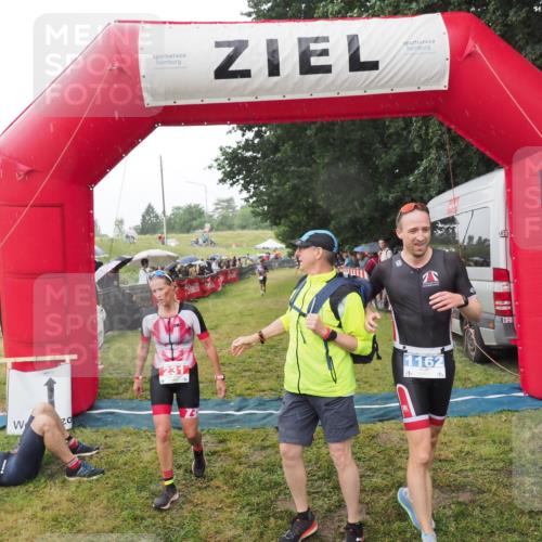 21.06.2025 - 27. Vierlanden-Triathlon MichiJ http://msf.ph/oto/8044795 15.06.2026 13:49:22 Ziel 231, 924, 1162 meine-sportfotos.de