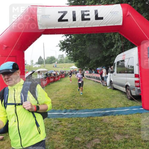 21.06.2025 - 27. Vierlanden-Triathlon MichiJ http://msf.ph/oto/8044805 15.06.2026 13:49:28 Ziel 142, 1158, 1162 meine-sportfotos.de