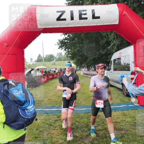 21.06.2025 - 27. Vierlanden-Triathlon MichiJ http://msf.ph/oto/8044814 15.06.2026 13:49:31 Ziel 142, 1103, 1158 meine-sportfotos.de