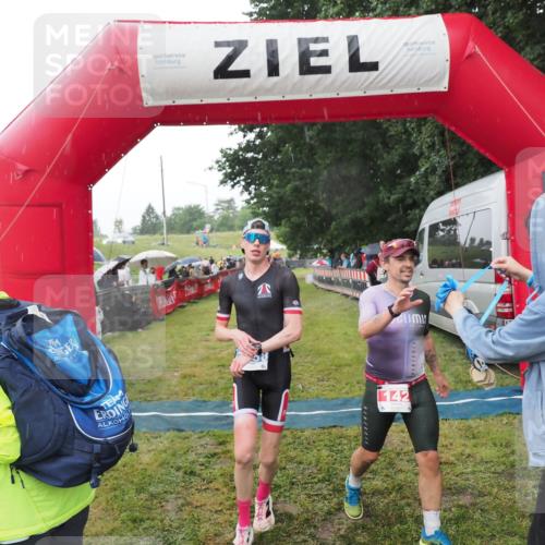 21.06.2025 - 27. Vierlanden-Triathlon MichiJ http://msf.ph/oto/8044815 15.06.2026 13:49:32 Ziel 142, 1103, 1137, 1158 meine-sportfotos.de