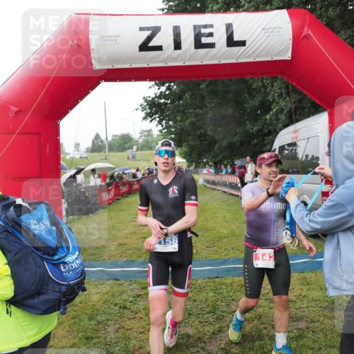 21.06.2025 - 27. Vierlanden-Triathlon MichiJ http://msf.ph/oto/8044817 15.06.2026 13:49:32 Ziel 142, 1103, 1137, 1158 meine-sportfotos.de
