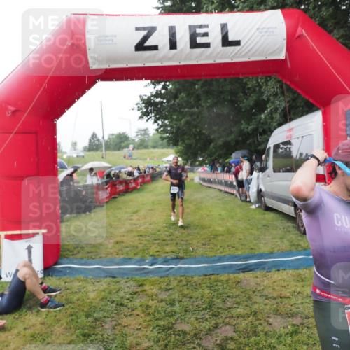 21.06.2025 - 27. Vierlanden-Triathlon MichiJ http://msf.ph/oto/8044818 15.06.2026 13:49:34 Ziel 142, 1103, 1137, 1158 meine-sportfotos.de