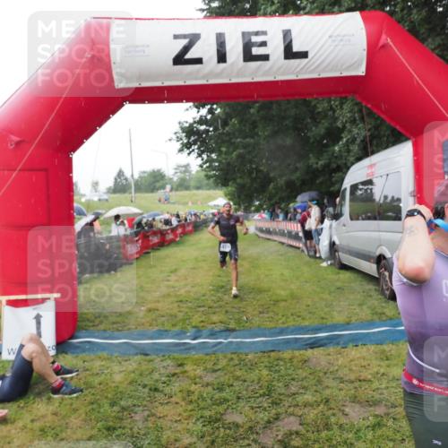 21.06.2025 - 27. Vierlanden-Triathlon MichiJ http://msf.ph/oto/8044819 15.06.2026 13:49:34 Ziel 142, 1103, 1137, 1158 meine-sportfotos.de