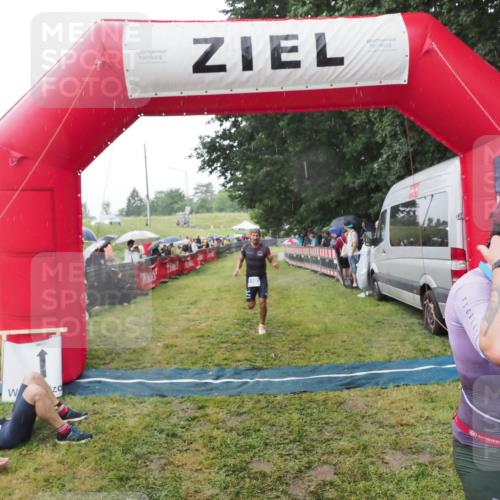 21.06.2025 - 27. Vierlanden-Triathlon MichiJ http://msf.ph/oto/8044821 15.06.2026 13:49:34 Ziel 142, 1103, 1137, 1158 meine-sportfotos.de