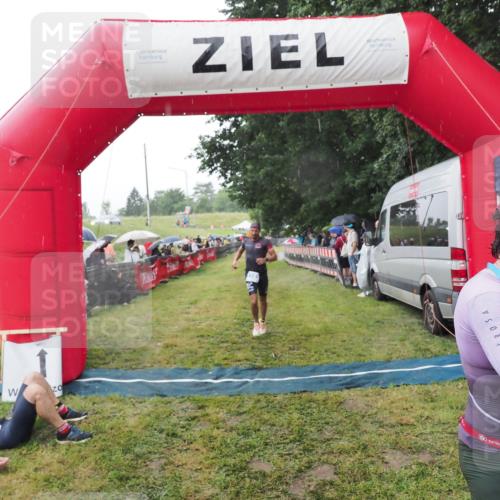 21.06.2025 - 27. Vierlanden-Triathlon MichiJ http://msf.ph/oto/8044822 15.06.2026 13:49:34 Ziel 142, 1103, 1137, 1158 meine-sportfotos.de