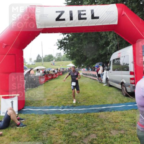 21.06.2025 - 27. Vierlanden-Triathlon MichiJ http://msf.ph/oto/8044824 15.06.2026 13:49:35 Ziel 142, 1103, 1137, 1158 meine-sportfotos.de