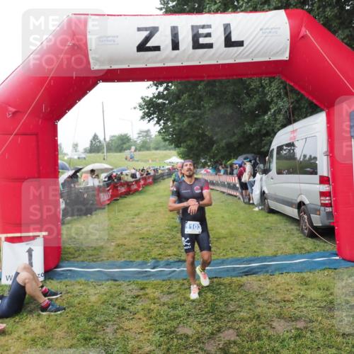 21.06.2025 - 27. Vierlanden-Triathlon MichiJ http://msf.ph/oto/8044829 15.06.2026 13:49:36 Ziel 142, 1103, 1137, 1158 meine-sportfotos.de