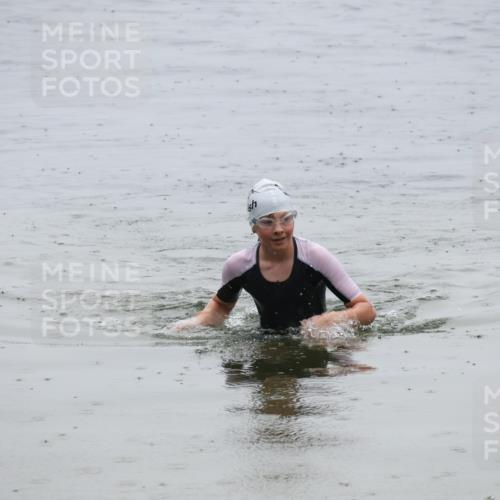 21.06.2025 - 27. Vierlanden-Triathlon Lena Gebhardt http://msf.ph/oto/8044830 15.06.2025 14:42:39 Schwimmen 1342 meine-sportfotos.de