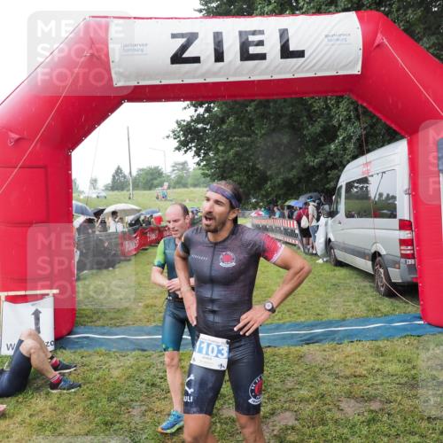 21.06.2025 - 27. Vierlanden-Triathlon MichiJ http://msf.ph/oto/8044831 15.06.2026 13:49:37 Ziel 1103, 1137, 1158 meine-sportfotos.de