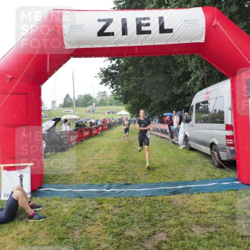 21.06.2025 - 27. Vierlanden-Triathlon MichiJ http://msf.ph/oto/8044833 15.06.2026 13:49:51 Ziel 1138, 1146 meine-sportfotos.de
