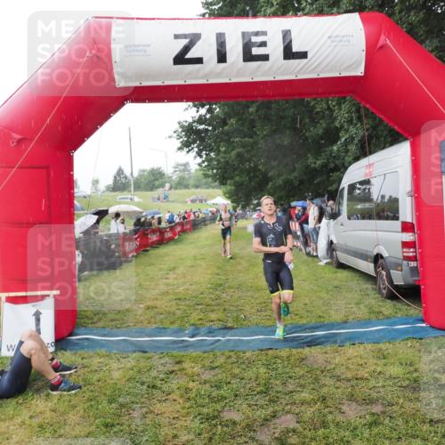 21.06.2025 - 27. Vierlanden-Triathlon MichiJ http://msf.ph/oto/8044838 15.06.2026 13:49:52 Ziel 1138, 1146 meine-sportfotos.de