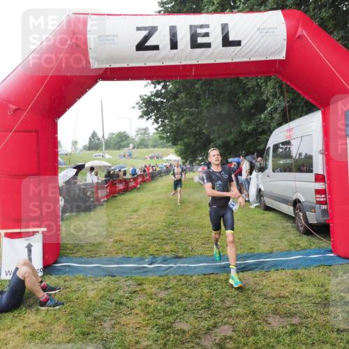 21.06.2025 - 27. Vierlanden-Triathlon MichiJ http://msf.ph/oto/8044839 15.06.2026 13:49:52 Ziel 1138, 1146 meine-sportfotos.de