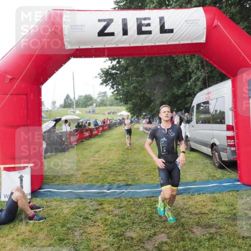 21.06.2025 - 27. Vierlanden-Triathlon MichiJ http://msf.ph/oto/8044842 15.06.2026 13:49:52 Ziel 1138, 1146 meine-sportfotos.de