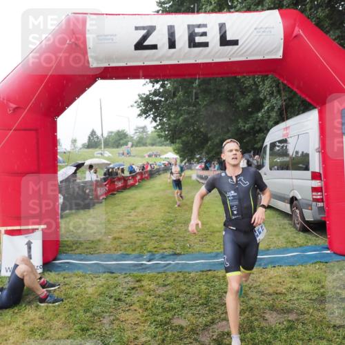 21.06.2025 - 27. Vierlanden-Triathlon MichiJ http://msf.ph/oto/8044843 15.06.2026 13:49:52 Ziel 1138, 1146 meine-sportfotos.de