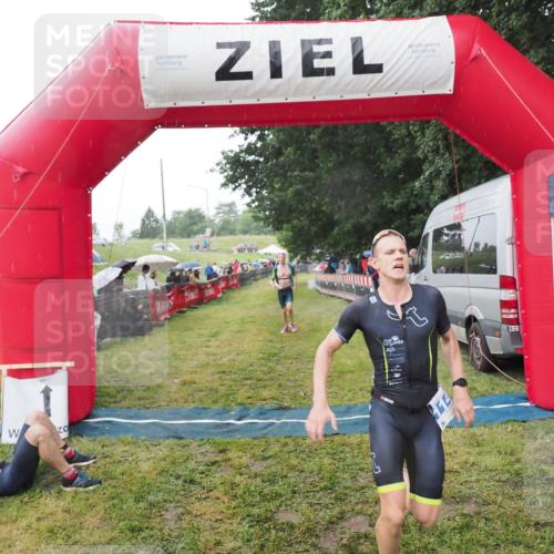 21.06.2025 - 27. Vierlanden-Triathlon MichiJ http://msf.ph/oto/8044844 15.06.2026 13:49:52 Ziel 1138, 1146 meine-sportfotos.de