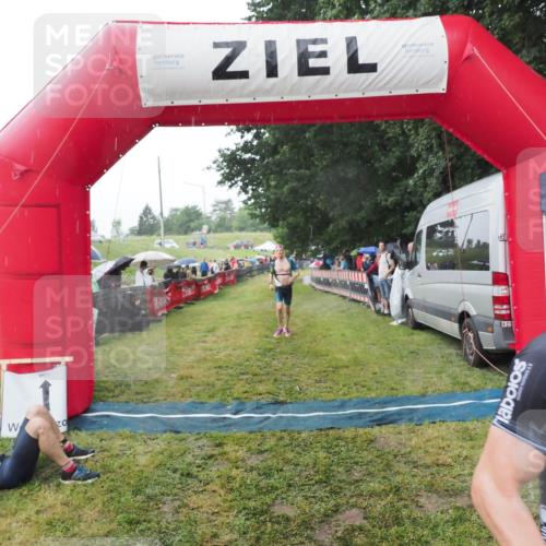 21.06.2025 - 27. Vierlanden-Triathlon MichiJ http://msf.ph/oto/8044845 15.06.2026 13:49:53 Ziel 1138, 1146 meine-sportfotos.de