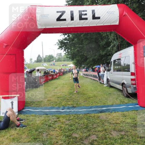21.06.2025 - 27. Vierlanden-Triathlon MichiJ http://msf.ph/oto/8044848 15.06.2026 13:49:53 Ziel 1138, 1146 meine-sportfotos.de