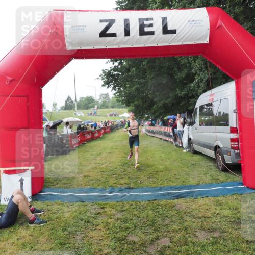 21.06.2025 - 27. Vierlanden-Triathlon MichiJ http://msf.ph/oto/8044850 15.06.2026 13:49:53 Ziel 1138, 1146 meine-sportfotos.de