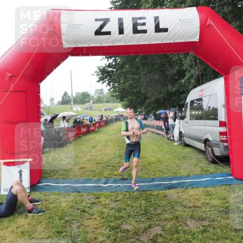 21.06.2025 - 27. Vierlanden-Triathlon MichiJ http://msf.ph/oto/8044859 15.06.2026 13:49:54 Ziel 1138, 1146 meine-sportfotos.de