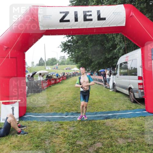 21.06.2025 - 27. Vierlanden-Triathlon MichiJ http://msf.ph/oto/8044860 15.06.2026 13:49:54 Ziel 1138, 1146 meine-sportfotos.de