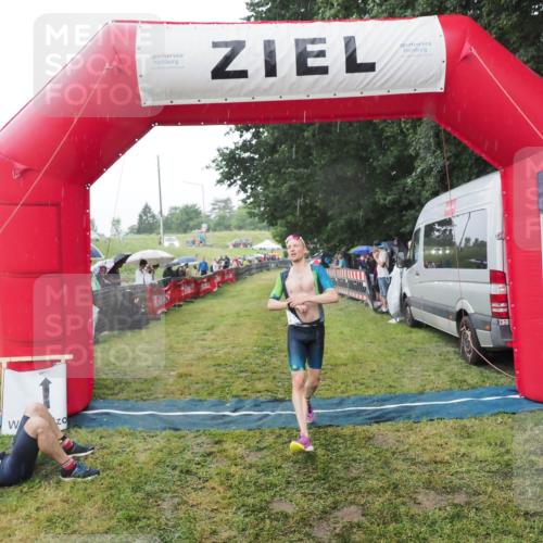 21.06.2025 - 27. Vierlanden-Triathlon MichiJ http://msf.ph/oto/8044862 15.06.2026 13:49:54 Ziel 1138, 1146 meine-sportfotos.de
